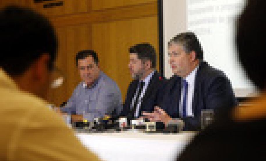 Coletiva Instituto Ambiental do Paraná (IAP) para esclarecimentos sobre o eixo modal de Paranaguá e licenciamentos ambientais na região. Participaram da coletiva o presidente do IAP, Luiz Tarcísio Mossato Pinto; o diretor-presidente da Administração dos Portos de Paranaguá e Antonina ( APPA), Luiz Henrique Dividino; e o procurador geral do Estado, Paulo Sérgio Rosso.