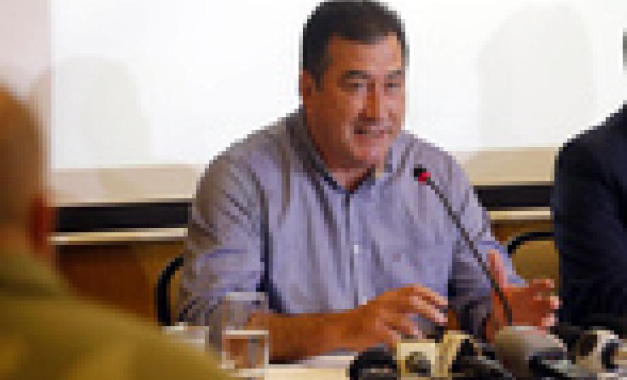 Não há irregularidade nas concessões de licenças ambientais, afirma PGE Coletiva Instituto Ambiental do Paraná (IAP) para esclarecimentos sobre o eixo modal de Paranaguá e licenciamentos ambientais na região. Participaram da coletiva o presidente do IAP, Luiz Tarcísio Mossato Pinto; o diretor-presidente da Administração dos Portos de Paranaguá e Antonina ( APPA), Luiz Henrique Dividino; e o procurador geral do Estado, Paulo Sérgio Rosso.