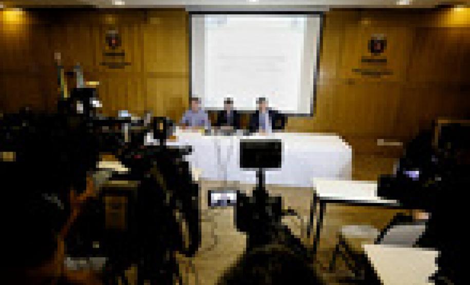 Não há irregularidade nas concessões de licenças ambientais, afirma PGE Coletiva Instituto Ambiental do Paraná (IAP) para esclarecimentos sobre o eixo modal de Paranaguá e licenciamentos ambientais na região. Participaram da coletiva o presidente do IAP, Luiz Tarcísio Mossato Pinto; o diretor-presidente da Administração dos Portos de Paranaguá e Antonina ( APPA), Luiz Henrique Dividino; e o procurador geral do Estado, Paulo Sérgio Rosso.