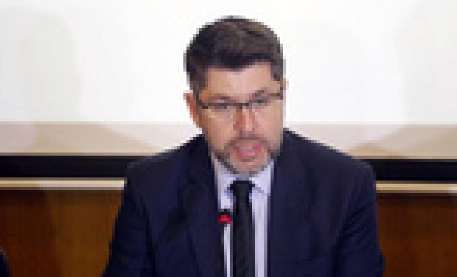 Não há irregularidade nas concessões de licenças ambientais, afirma PGE Coletiva Instituto Ambiental do Paraná (IAP) para esclarecimentos sobre o eixo modal de Paranaguá e licenciamentos ambientais na região. Participaram da coletiva o presidente do IAP, Luiz Tarcísio Mossato Pinto; o diretor-presidente da Administração dos Portos de Paranaguá e Antonina ( APPA), Luiz Henrique Dividino; e o procurador geral do Estado, Paulo Sérgio Rosso.