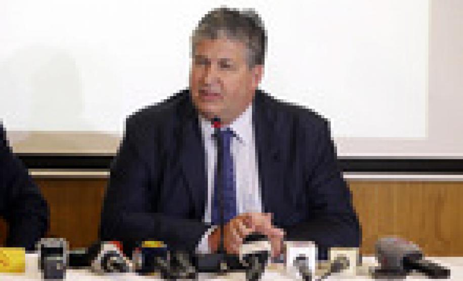 Não há irregularidade nas concessões de licenças ambientais, afirma PGE Coletiva Instituto Ambiental do Paraná (IAP) para esclarecimentos sobre o eixo modal de Paranaguá e licenciamentos ambientais na região. Participaram da coletiva o presidente do IAP, Luiz Tarcísio Mossato Pinto; o diretor-presidente da Administração dos Portos de Paranaguá e Antonina ( APPA), Luiz Henrique Dividino; e o procurador geral do Estado, Paulo Sérgio Rosso.