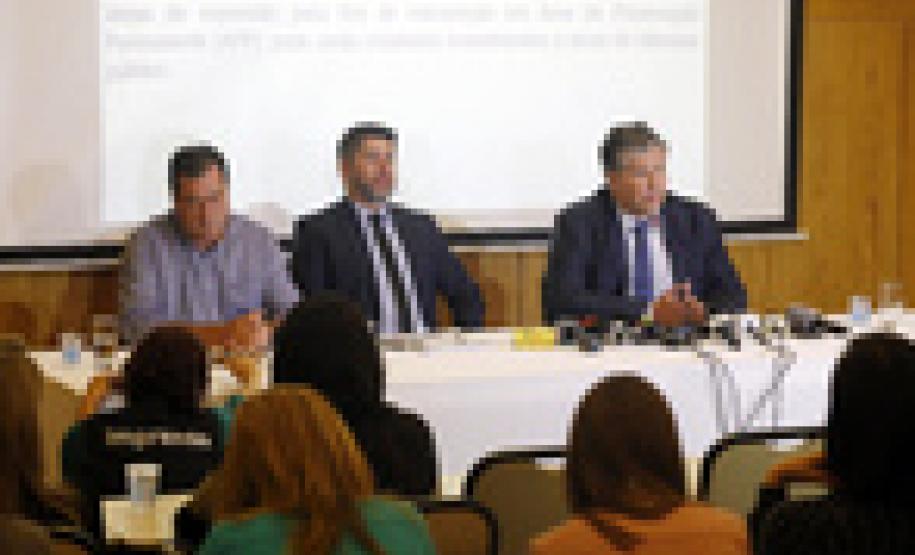 Não há irregularidade nas concessões de licenças ambientais, afirma PGE Coletiva Instituto Ambiental do Paraná (IAP) para esclarecimentos sobre o eixo modal de Paranaguá e licenciamentos ambientais na região. Participaram da coletiva o presidente do IAP, Luiz Tarcísio Mossato Pinto; o diretor-presidente da Administração dos Portos de Paranaguá e Antonina ( APPA), Luiz Henrique Dividino; e o procurador geral do Estado, Paulo Sérgio Rosso.