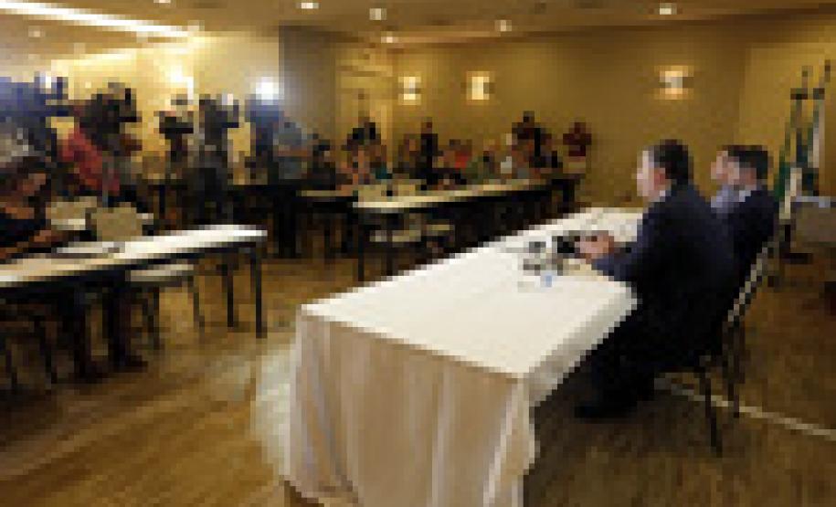 Não há irregularidade nas concessões de licenças ambientais, afirma PGE Coletiva Instituto Ambiental do Paraná (IAP) para esclarecimentos sobre o eixo modal de Paranaguá e licenciamentos ambientais na região. Participaram da coletiva o presidente do IAP, Luiz Tarcísio Mossato Pinto; o diretor-presidente da Administração dos Portos de Paranaguá e Antonina ( APPA), Luiz Henrique Dividino; e o procurador geral do Estado, Paulo Sérgio Rosso.