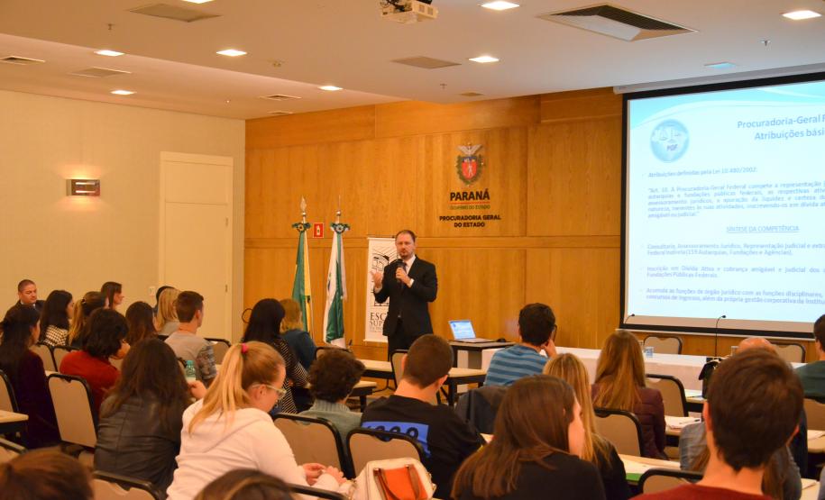 Evento é fruto de parceria entre Procuradoria-Geral do Estado, Escola da Advocacia-Geral da União, Procuradoria-Geral Federal e Procuradoria do Município de Curitiba, e contou com participação de cerca de 80 estagiários
