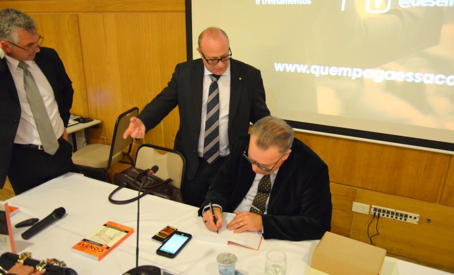 Desembargador fala sobre terceirização na PGE Cassio Colombo Filho, do Tribunal Regional do Trabalho da 9.ª Região, reforçou a mensagem de que “é melhor fiscalizar do que indenizar”.