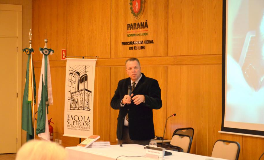 Desembargador fala sobre terceirização na PGE Cassio Colombo Filho, do Tribunal Regional do Trabalho da 9.ª Região, reforçou a mensagem de que “é melhor fiscalizar do que indenizar”.