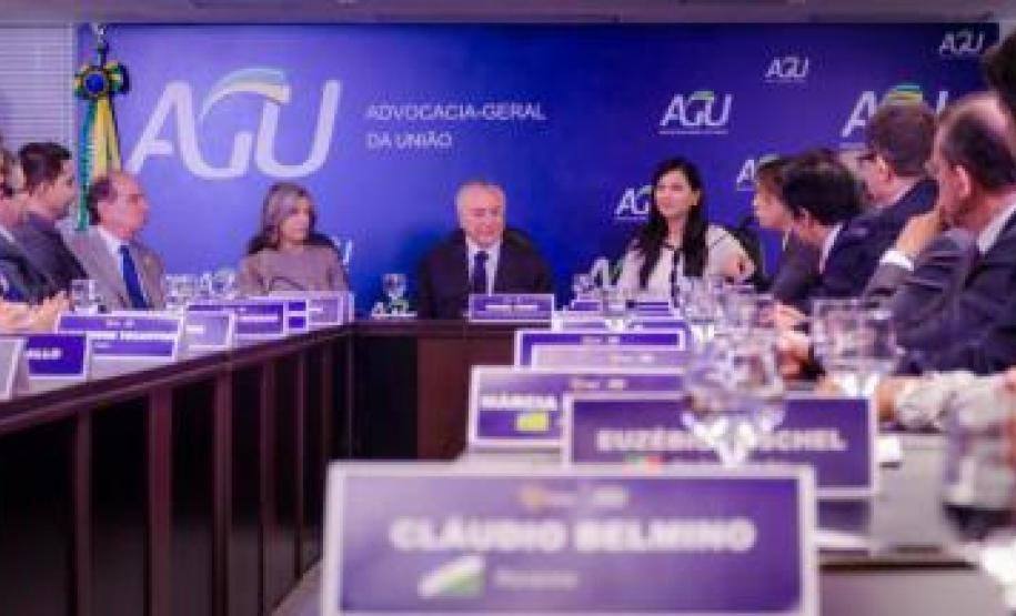 Paraná participa de Fórum para reduzir litígios entre entes federativos Acordo assinado com a Advocacia-Geral da União também prevê cooperação técnica para defesa do Brasil em cortes internacionais de direitos humanos