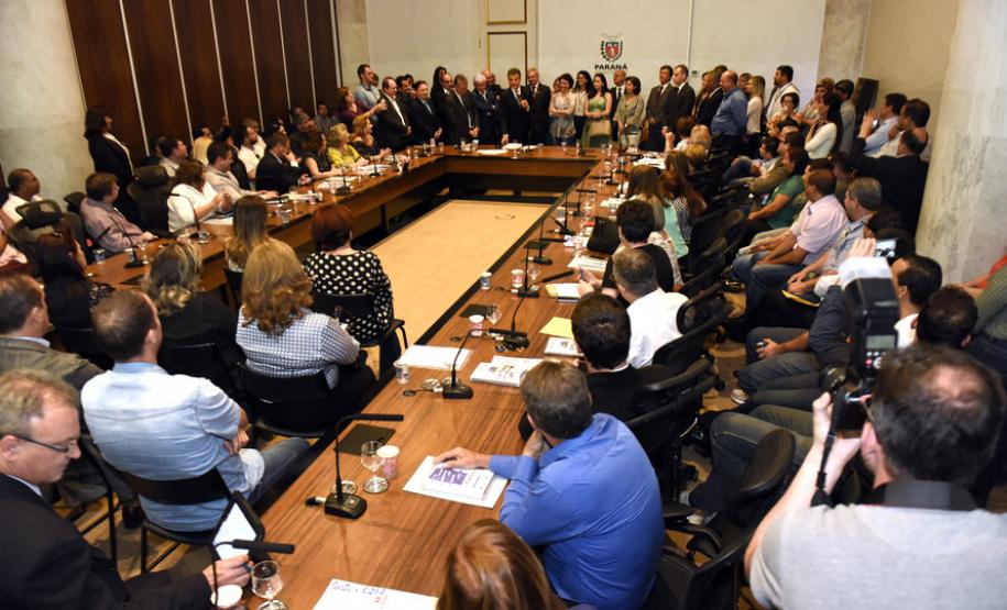 O governador Beto Richa ratificou o acordo mediado pelo Tribunal Regional do Trabalho, que põe fim a uma ação ajuizada há 28 anos por profissionais do magistério. É o maior acordo judicial, em termos de valores e pessoas beneficiadas, já feito no Paraná.