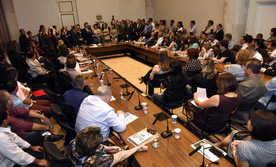 O governador Beto Richa ratificou o acordo mediado pelo Tribunal Regional do Trabalho, que põe fim a uma ação ajuizada há 28 anos por profissionais do magistério. É o maior acordo judicial, em termos de valores e pessoas beneficiadas, já feito no Paraná.