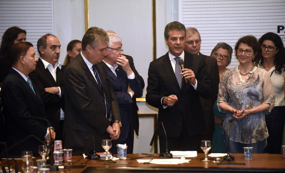 O governador Beto Richa ratificou o acordo mediado pelo Tribunal Regional do Trabalho, que põe fim a uma ação ajuizada há 28 anos por profissionais do magistério. É o maior acordo judicial, em termos de valores e pessoas beneficiadas, já feito no Paraná.