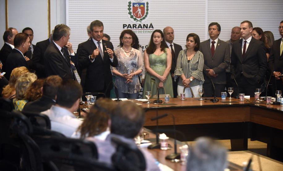 O governador Beto Richa ratificou o acordo mediado pelo Tribunal Regional do Trabalho, que põe fim a uma ação ajuizada há 28 anos por profissionais do magistério. É o maior acordo judicial, em termos de valores e pessoas beneficiadas, já feito no Paraná.