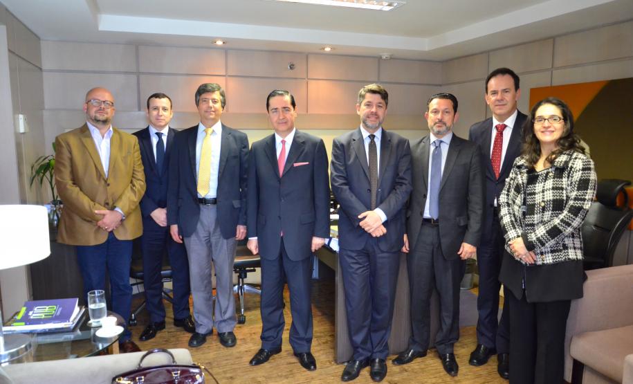 A partir da esquerda, os procuradores Marco Antônio Berberi e Edivaldo Aparecido de Jesus, o diretor-geral da PGE/PR, Joel Samways Neto, o presidente do TRF4, desembargador Thompson Flores, o procurador-chefe da PGE/PR, Paulo Sergio Rosso, e os magistrados federais Pereira Junior, Quadros da Silva e Patrícia Panasolo