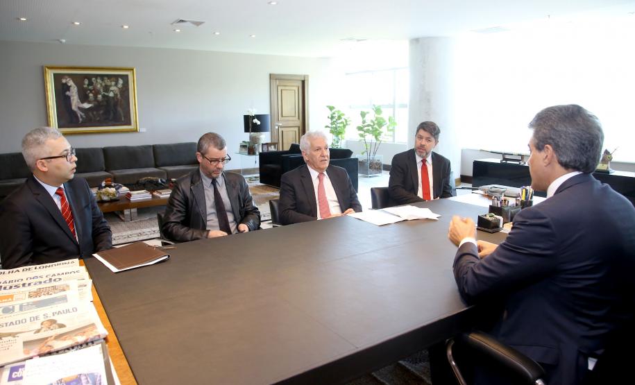 O governador Beto Richa e o presidente do Tribunal de Justiça do Paraná, Renato Braga Bettega, assinaram convênio nesta segunda-feira (13). A partir de agora, quem não pagar os custos dos processos que tramitaram na Justiça poderá ser inscrito na Dívida Ativa do Estado.