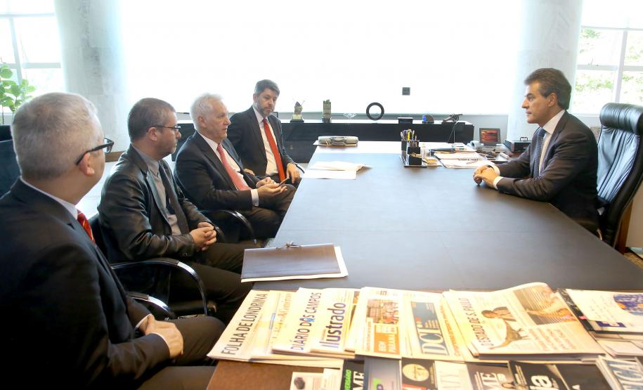 O governador Beto Richa e o presidente do Tribunal de Justiça do Paraná, Renato Braga Bettega, assinaram convênio nesta segunda-feira (13). A partir de agora, quem não pagar os custos dos processos que tramitaram na Justiça poderá ser inscrito na Dívida Ativa do Estado.