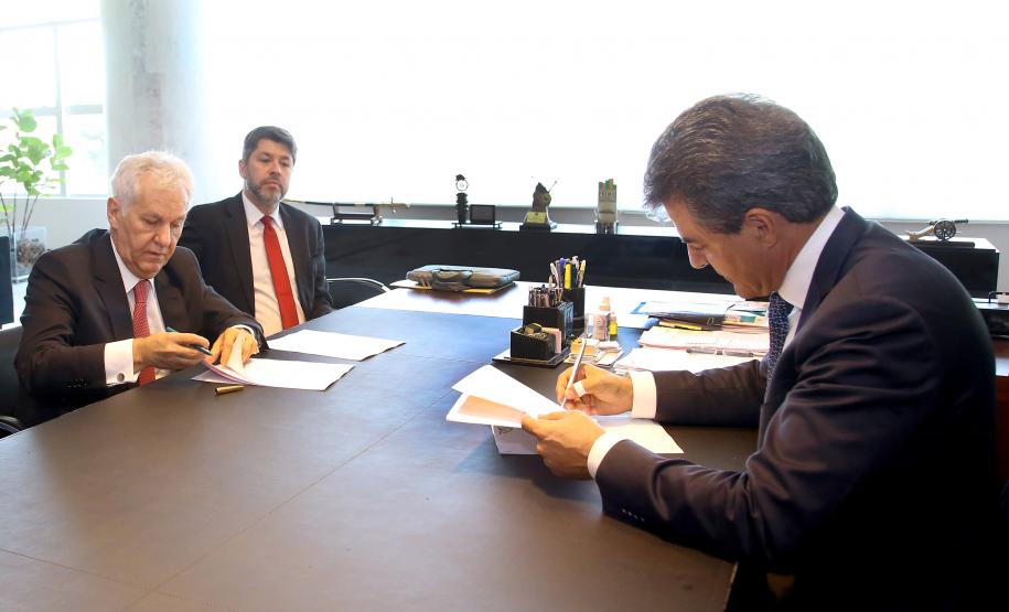 O governador Beto Richa e o presidente do Tribunal de Justiça do Paraná, Renato Braga Bettega, assinaram convênio nesta segunda-feira (13). A partir de agora, quem não pagar os custos dos processos que tramitaram na Justiça poderá ser inscrito na Dívida Ativa do Estado.