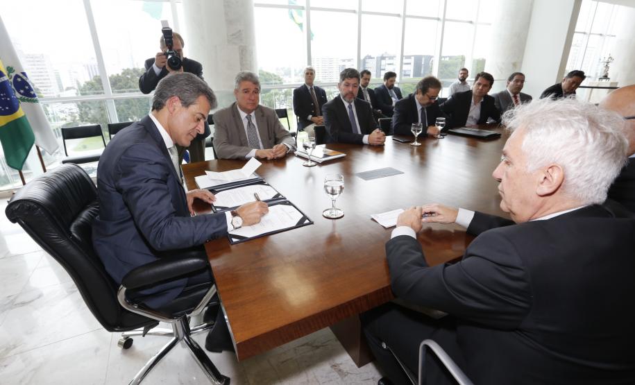 Um deles prevê a possibilidade do uso dos depósitos judiciais e administrativos para o pagamento de precatórios. O outra autoriza a utilização de precatórios pelos contribuintes para compensar débitos que estão em dívida ativa