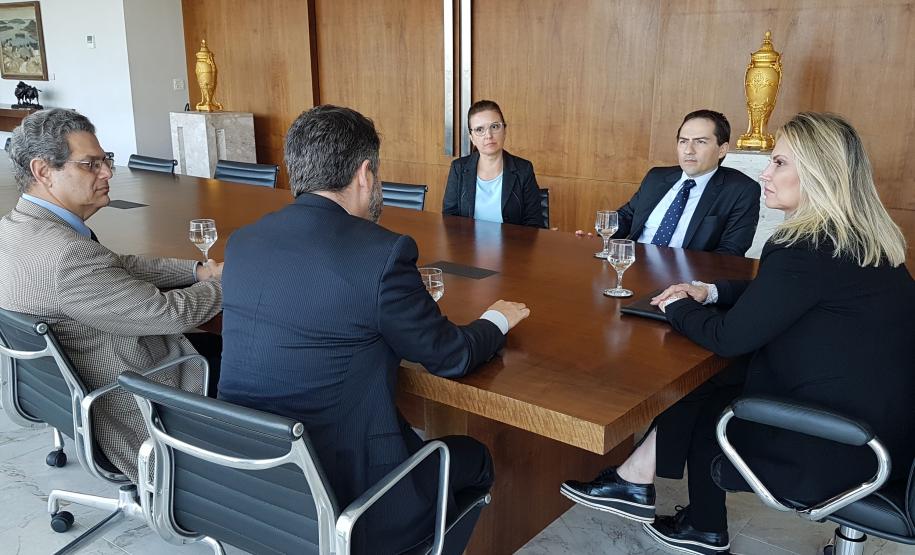 Governadora nomeia novo procurador-geral do Estado Sandro Kozikoski assume o cargo em substituição a Paulo Sérgio Rosso. Mestre e Doutor em Direito das Relações Sociais Kozikoski é professor adjunto de Direito Processual Civil da UFPR. Um de seus projetos é criar instâncias internas que atuem na conciliação e mediação de conflitos dentro do poder público.