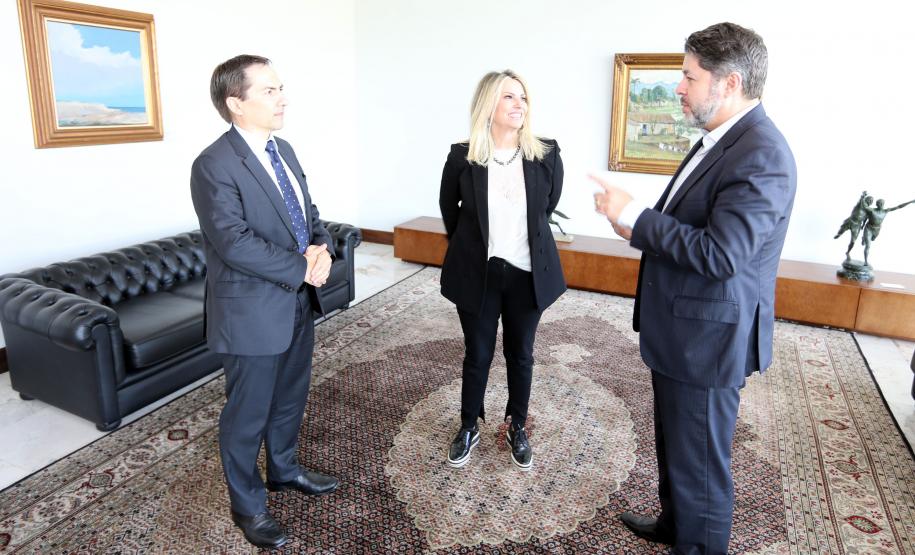 Governadora nomeia novo procurador-geral do Estado Sandro Kozikoski assume o cargo em substituição a Paulo Sérgio Rosso. Mestre e Doutor em Direito das Relações Sociais Kozikoski é professor adjunto de Direito Processual Civil da UFPR. Um de seus projetos é criar instâncias internas que atuem na conciliação e mediação de conflitos dentro do poder público.