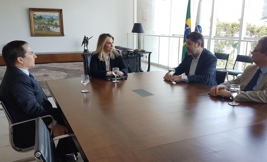 Governadora nomeia novo procurador-geral do Estado Sandro Kozikoski assume o cargo em substituição a Paulo Sérgio Rosso. Mestre e Doutor em Direito das Relações Sociais Kozikoski é professor adjunto de Direito Processual Civil da UFPR. Um de seus projetos é criar instâncias internas que atuem na conciliação e mediação de conflitos dentro do poder público.