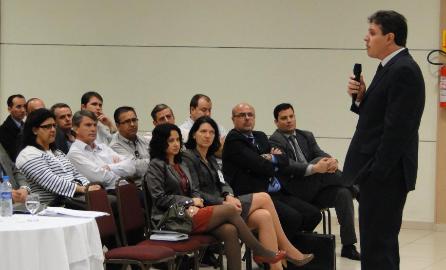 Dr. Eduardo Bussata - Procurador Chefe de Cascavel, 
ministrando palestra sobre os benefícios da Lei 17.082/2012.