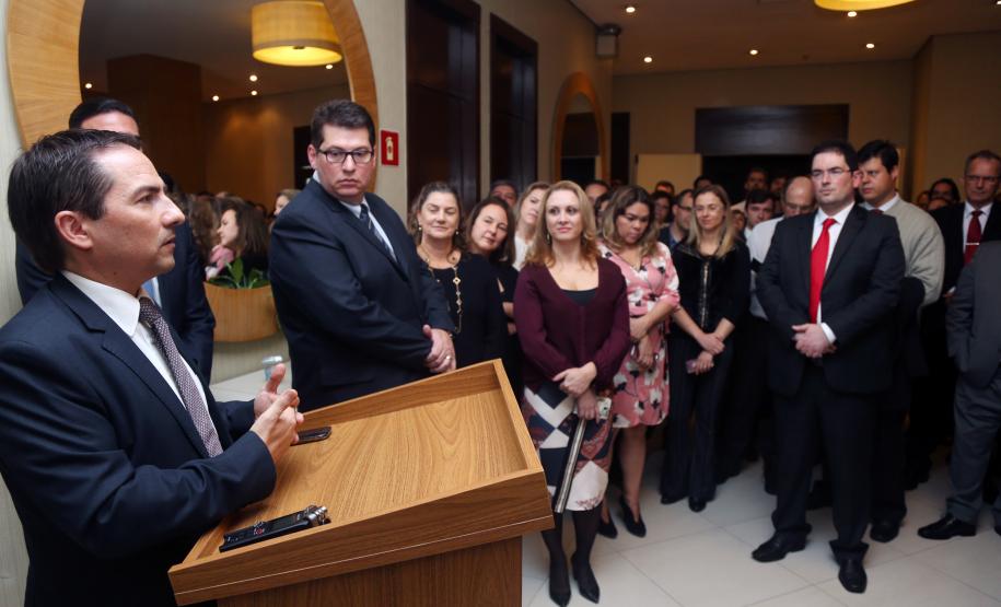 Novo procurador-geral do Estado participa de solenidade em Curitiba Sandro Kozikoski assumiu nesta segunda-feira (16) a Procuradoria-Geral do Estado, em substituição a Paulo Rosso, que ocupou o cargo por dois anos e meio.