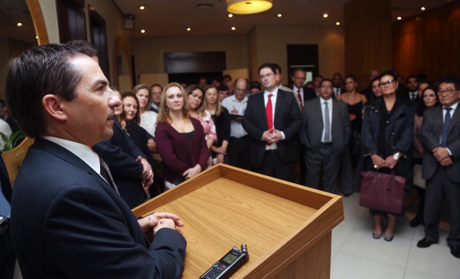 Novo procurador-geral do Estado participa de solenidade em Curitiba Sandro Kozikoski assumiu nesta segunda-feira (16) a Procuradoria-Geral do Estado, em substituição a Paulo Rosso, que ocupou o cargo por dois anos e meio.