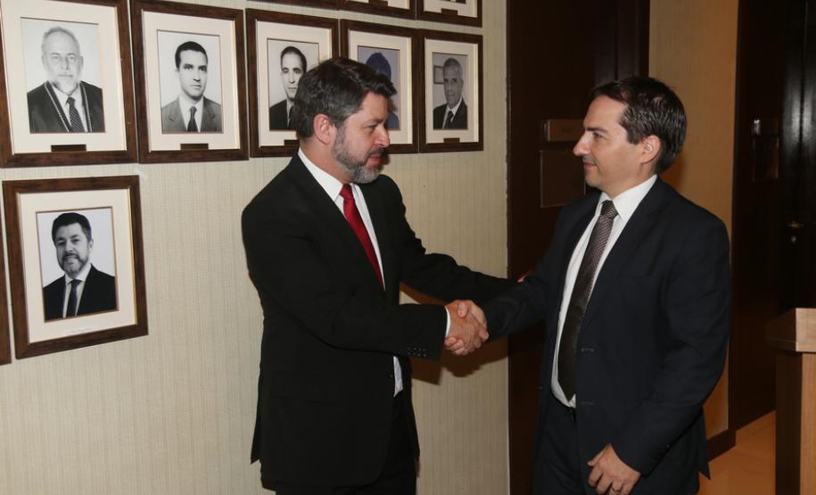 Novo procurador-geral do Estado participa de solenidade em Curitiba Sandro Kozikoski assumiu nesta segunda-feira (16) a Procuradoria-Geral do Estado, em substituição a Paulo Rosso, que ocupou o cargo por dois anos e meio.