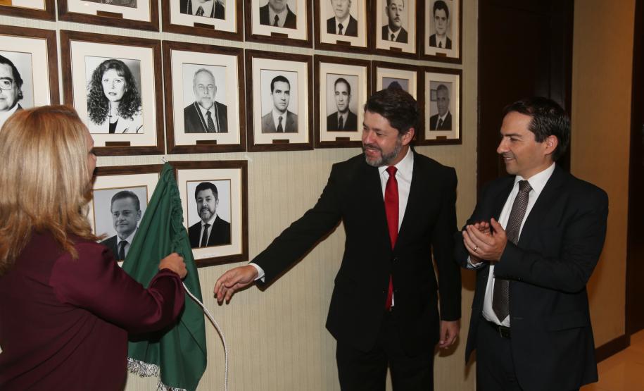 Novo procurador-geral do Estado participa de solenidade em Curitiba Sandro Kozikoski assumiu nesta segunda-feira (16) a Procuradoria-Geral do Estado, em substituição a Paulo Rosso, que ocupou o cargo por dois anos e meio.