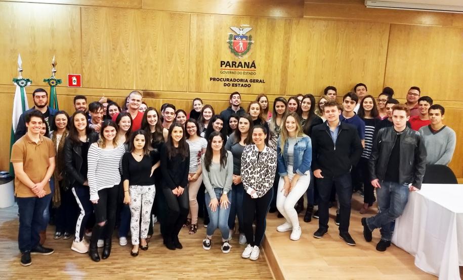 Estágio na PGE-PR: oportunidade de aprendizado e desenvolvimento profissional Estágio na PGE-PR: oportunidade de aprendizado e desenvolvimento profissional