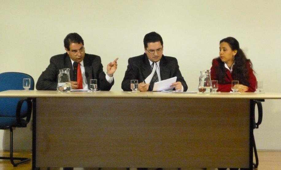 Da esquerda para a direita: Dr. André Renato Miranda Andrade - Procurador da PRE/PGE, Dr. Luiz Henrique Sormani Barbugiani - Procurador-chefe da CEJ/PGE, Dra. Anamaria Batista - Procuradora da PRE/PGE.