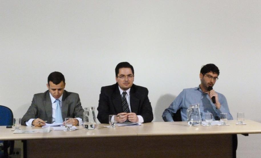 Da esquerda para a direita: Dr. Edivaldo Aparecido de Jesus - Corregedor auxiliar da PGE, Dr. Luiz Henrique Sormani Barbugiani - Procurador-chefe da CEJ/PGE, Dr. Felipe Barreto Frias - Procurador da PRE/PGE.