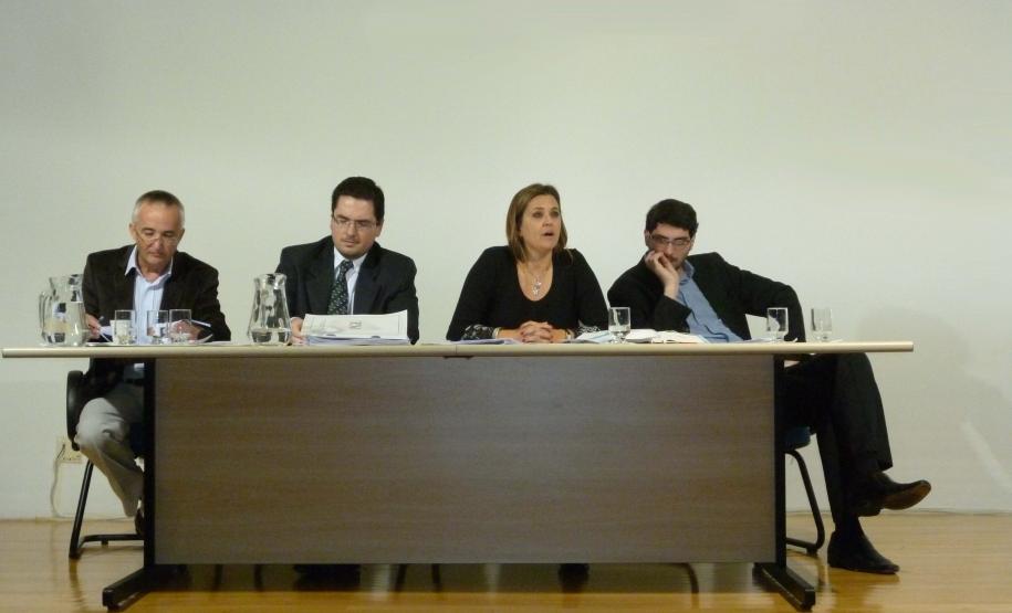 Da esquerda para a direita: Dr. Celso Silvestre Grycajuk - Procurador-chefe da PRE/PGE, Dr. Luiz Henrique Sormani Barbugiani - Procurador-chefe da CEJ/PGE, Dra. Andrea Margarethe - Procuradora atuando no núcleo jurídico da PGE na SEED, Dr. Felipe Barreto Frias - Procurador da PRE/PGE.