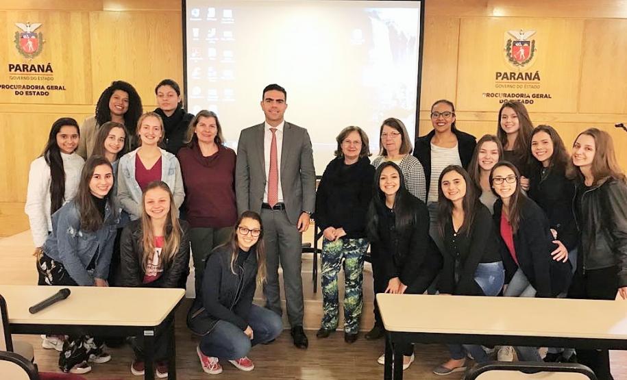 Universitários apresentam resultados sobre ambiente de trabalho da PGE-PR