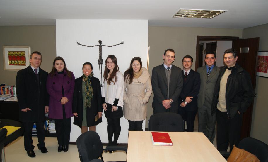 Foto 2 Dr. Roberto Altheim (Diretor Geral, PGE), Isabela Cristine Martins Ramos (Presidente da APEP), Dra. Karen Marra Barbosa (Procuradora de Guarapuava), Dra. Juliana Tavares Lira (Procuradora PRF), Carolina Lucena Schussel (Chefe de Gabinete em exercício, PGE), Dr. Carlos Eduardo Rangel Xavier (Procurador Chefe da COI), Dr. Paulo da Gama Rosa Cardoso Filho ( Procurador PRF), Dr. Rodrigo Tourinho Dantas (Procurador PRF) e Dr. Luiz Fernando Baldi (Procurador Chefe CDTI)