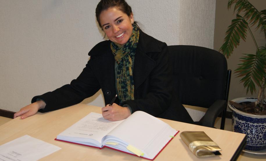 Foto 1 Dra. Karen, assinando o Livro de Posse.