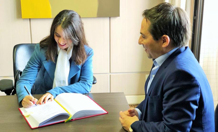 Nova procuradora toma posse na PGE FI 5 Procuradora Milena Stela Martins assina ato com o Procurador-geral Sandro Kozikoski