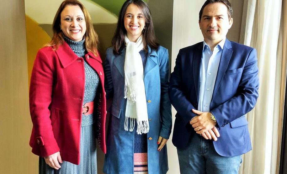 Nova procuradora toma posse na PGE FI 3 Chefe de Gabinete Paula  Schmitz, nova Procuradora Milena Stela Martins e o Procurador-geral do Estado Sandro Kozikoski