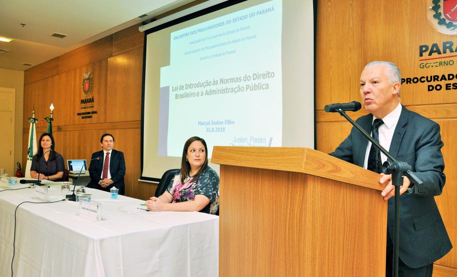 Encontro dos Procuradores do Estado do Paraná Mesa composta pela procuradora-chefe da Coordenadoria de Estudos Jurídicos Leila Cuéllar, pelo Procurador-geral Sandro Kozikoski, pela representante da Associação dos Procuradores do Estado do Paraná Carolina Lucena Schussel e pelo jurista Marçal Justen Filho