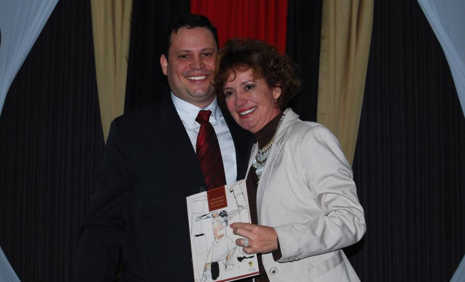 Foto 3 Dr. Weslei Vendruscolo e Dra. Sandra Regina de Souza Takahashi na entrega do livro " Atuação do Procurador".