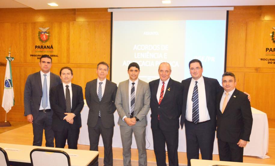 Autoridades presentes em conferência com Ministro da CGU