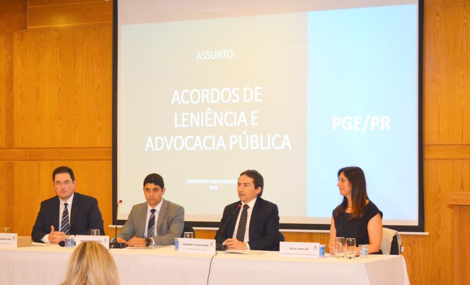 Mesa de conferência com Ministro Wagner Rosário