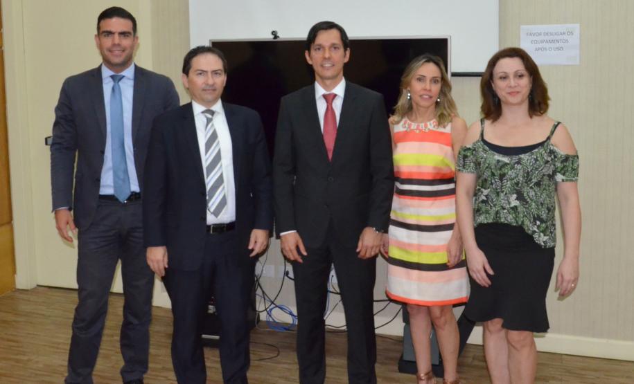 Diretor-geral Brúalio Cesco Fleury, Procurador-geral Sandro Kozikoski, novo Procurador Everson da Silva Biazon, futura Procuradora-geral Letícia Ferreira da Silva e a Chefe de Gabinete Paula Schmitz de Schmitz