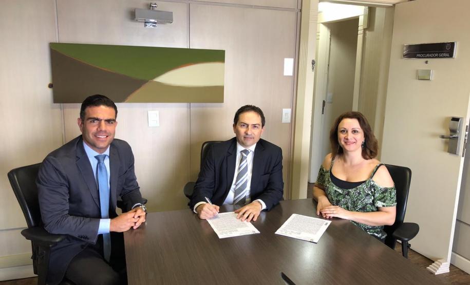 PGE passa a contar com novos prédios próprios em Curitiba e Apucarana Diretor-geral Bráulio Cesco Fleury, Procurador-Geral Sandro Kozikoski e a Chefe de Gabinete Paula Schmitz de Schmitz