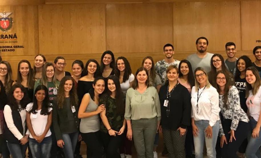 Alunos do Curso de Fisioterapia da UFPR visitam a sede da PGE em Curitiba