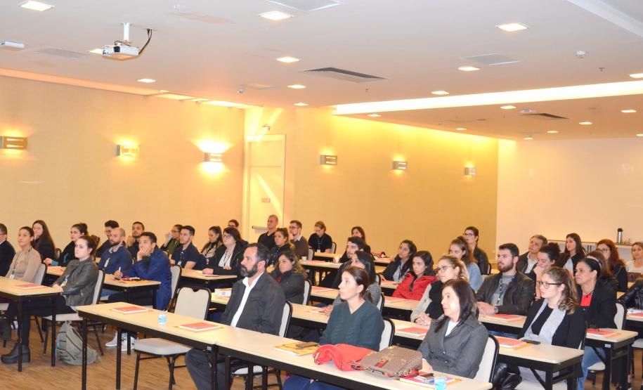 As exposições tiveram foco na pesquisa jurídica, programas e plataformas mais indicados para auxiliar na produção acadêmica e jurídica e seu manejo adequado. Além disso, foram abordados os meios de pesquisa disponibilizados pela Biblioteca da PGE, incluindo livros e revistas físicos, revistas online e fontes de pesquisa eletrônica.