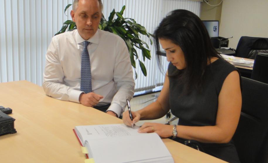 Dra. Adriana assinado o Livro de Posse, e Dr. Julio Cesar Zem Cardozo, Procurador-Geral do Estado.