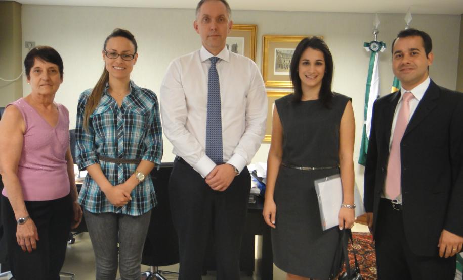 Da esquerda para direita: Celina Teixeira (Servidora), Francine Castro do Vale (Servidora), Dr. Julio Cesar Zem Cardozo (Procurador-Geral do Estado), Dr. Guilherme Freire de Melo Barros (Procurador do Estado - ATJ)