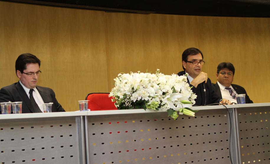 Da esquerda para direita: Dr. Luiz Henrique Sormani Barbugiani - Procurador Chefe da Coordenadoria de Estudos Jurídicos da PGE/PR, Dr. Carlos de Almeida Prado Bacellar - Coordenador do Arquivo Público de São Paulo, Dr. Miguel Ramos Campos - Procurador Chefe do Núcleo Jurídico da Administração da Casa Civil do Estado do PR