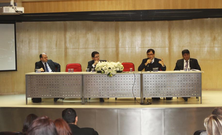 Da esquerda para direita: Dr. Leonardo Mattietto - Diretor da Escola Superior de Advocacia Pública do Estado do RJ, Dr. Luiz Henrique Sormani Barbugiani - Procurador Chefe da Coordenadoria de Estudos Jurídicos da PGE/PR, Dr. Carlos de Almeida Prado Bacellar - Coordenador do Arquivo Público de São Paulo, Dr. Miguel Ramos Campos - Procurador Chefe do Núcleo Jurídico da Administração da Casa Civil do Estado do PR