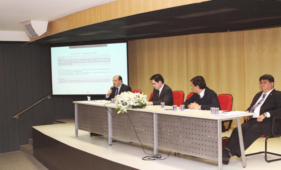 Da esquerda para direita: Dr. Leonardo Mattietto - Diretor da Escola Superior de Advocacia Pública do Estado do RJ, Dr. Luiz Henrique Sormani Barbugiani - Procurador Chefe da Coordenadoria de Estudos Jurídicos da PGE/PR, Dr. Carlos de Almeida Prado Bacellar - Coordenador do Arquivo Público de São Paulo, Dr. Miguel Ramos Campos - Procurador Chefe do Núcleo Jurídico da Administração da Casa Civil do Estado do PR